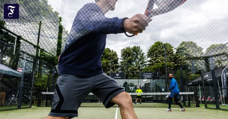 padelspiel-auf-einem-platz-im.webp.webp