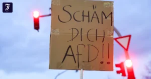 plakat-auf-einer-demonstration.webp.webp