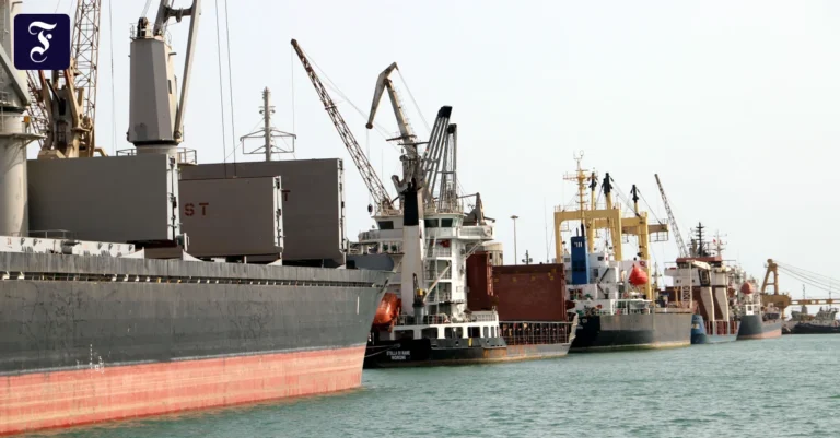 schiffe-sind-im-hafen-der.webp.webp