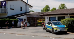 streifenwagen-vor-dem-freibad.webp.webp