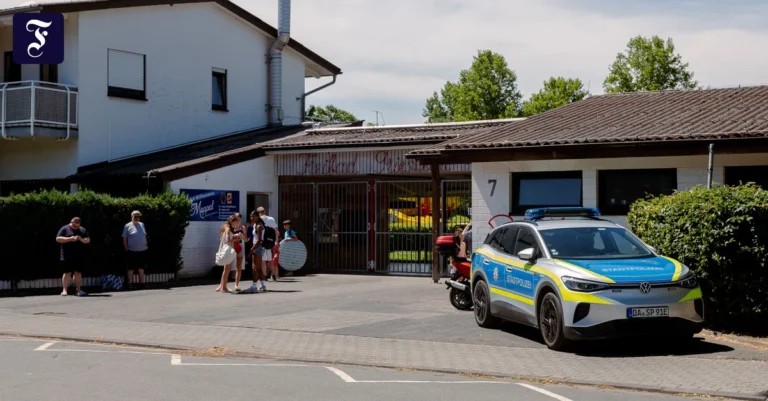 streifenwagen-vor-dem-freibad.webp.webp