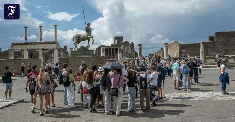 touristen-auf-dem-hauptplatz.webp.webp
