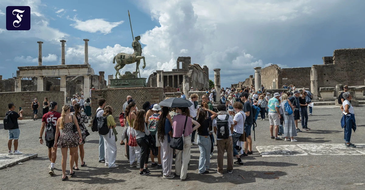 touristen-auf-dem-hauptplatz.webp.webp
