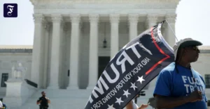 trump-kritiker-mit-flagge-am.webp.webp