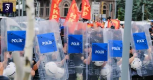 tuerkische-polizisten-halten.webp.webp