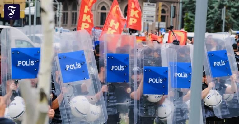 tuerkische-polizisten-halten.webp.webp