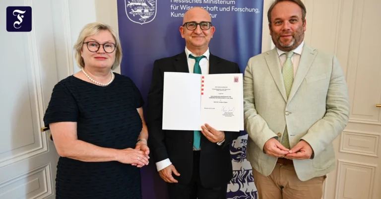 urkundenuebergabe-volkan-dam.webp.webp
