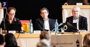 vor-dem-stadtparlament-der.webp.webp
