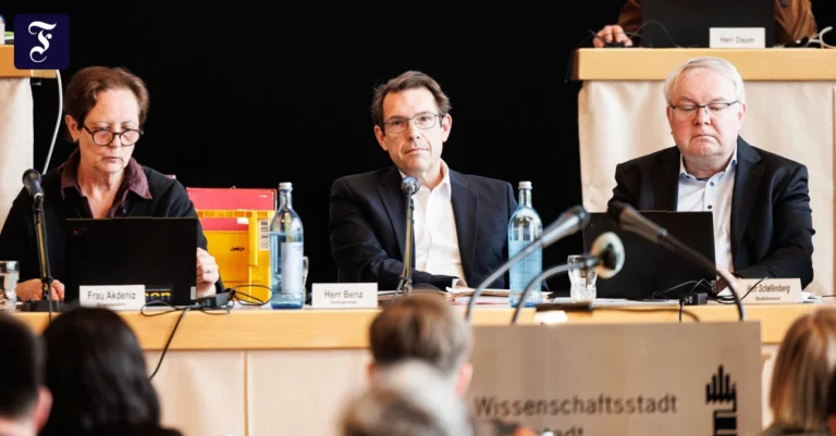vor-dem-stadtparlament-der.webp.webp