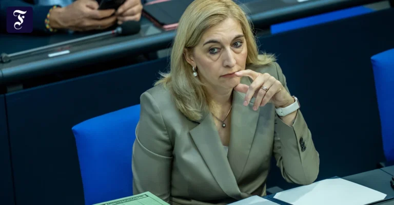 warken-am-10-7-im-bundestag.webp.webp