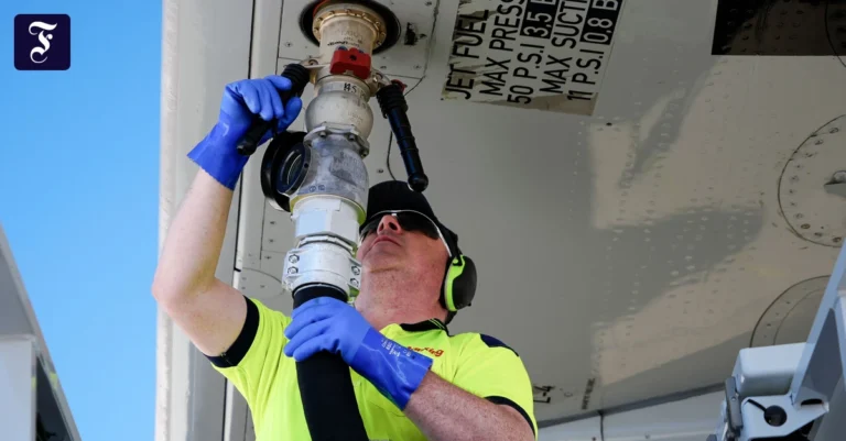 was-kommt-in-den-flugzeugtank.webp.webp