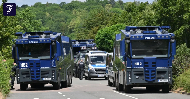 wasserwerfer-der-polizei-in.webp.webp