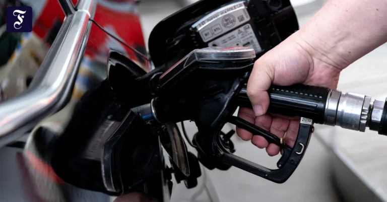 an-der-tankstelle.webp.webp