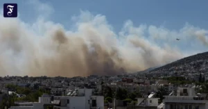 athen-rauch-steigt-vom.webp.webp