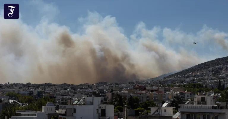 athen-rauch-steigt-vom.webp.webp