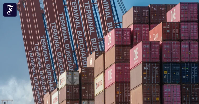 containerschiffe-liegen-am.webp.webp