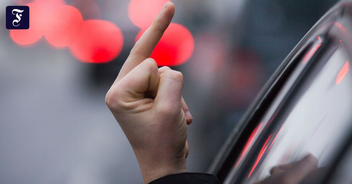 ein-autofahrer-zeigt-in.webp.webp