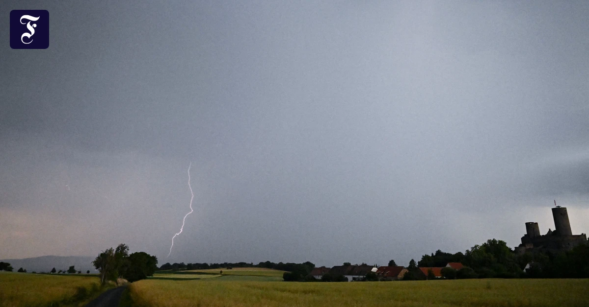ein-blitz-leuchtet-vor-dunklen.webp.webp