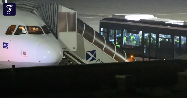 ein-bus-mit-passagieren-haelt.webp.webp