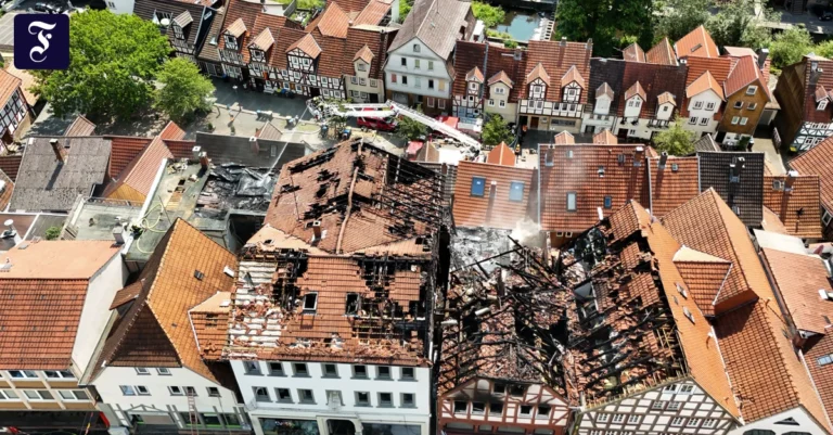 ein-feuer-in-der-altstadt-von.webp.webp