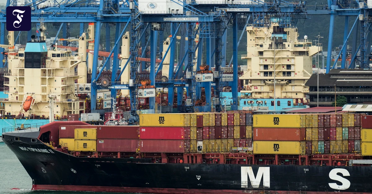 ein-frachtschiff-durchfaehrt.webp.webp