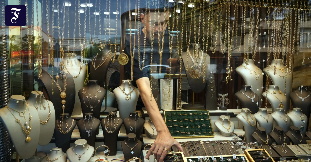 ein-goldenes-armband-koennte.webp.webp