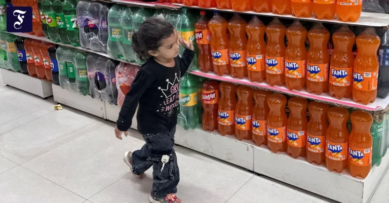 ein-kind-laeuft-im-supermarkt.webp.webp