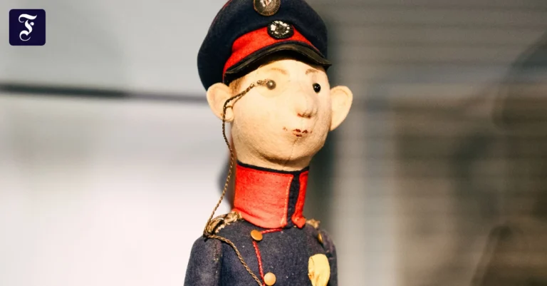 ein-leutnant-als-steiff-puppe.webp.webp