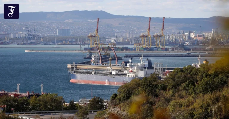 ein-oeltanker-liegt-im-hafen.webp.webp