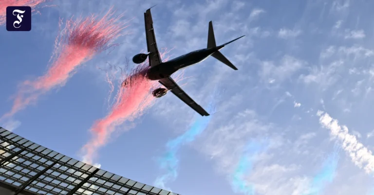 ein-passagierflugzeug-fliegt.webp.webp