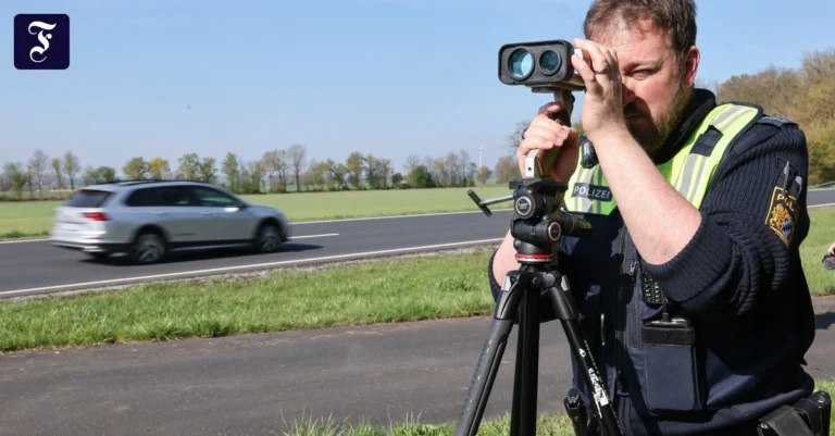 ein-polizeibeamter-bei-der.webp.webp