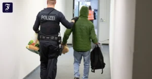 ein-polizeibeamter-bringt-in.webp.webp