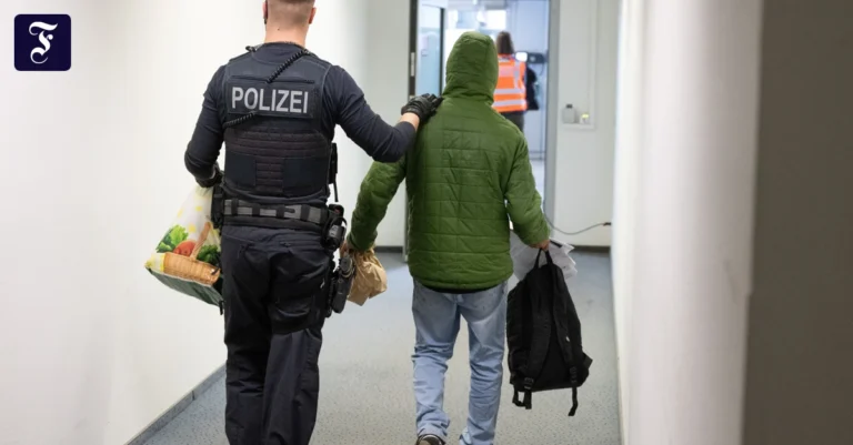 ein-polizeibeamter-bringt-in.webp.webp
