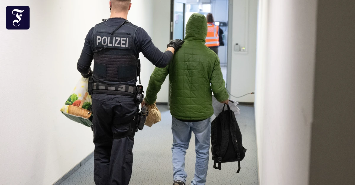 ein-polizeibeamter-bringt-in.webp.webp