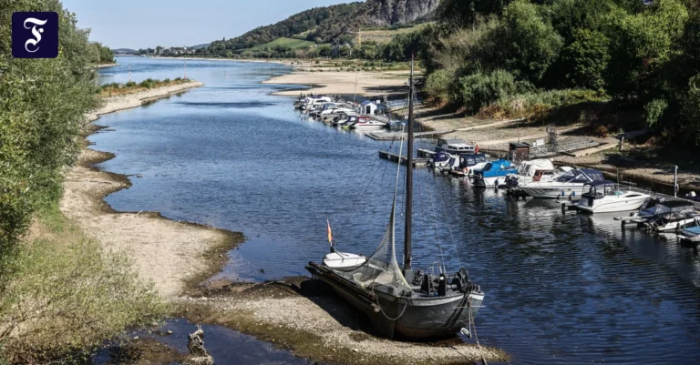 ein-schiff-liegt-am-10-august.webp.webp