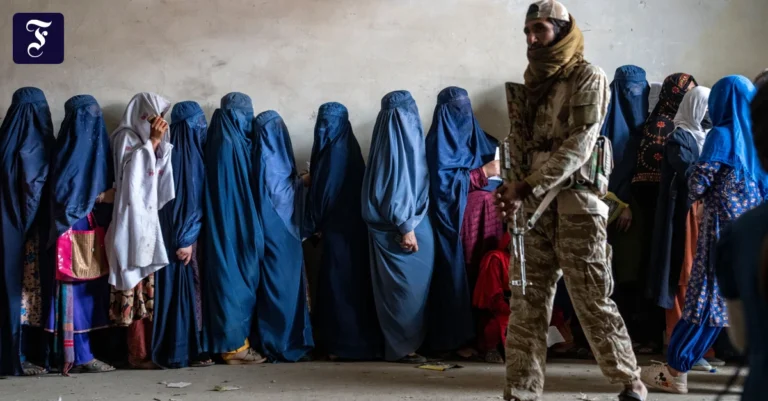 ein-taliban-kaempfer-steht.webp.webp