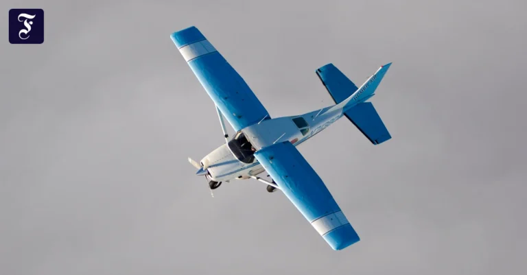 eine-cessna-206-fliegt-ueber.webp.webp