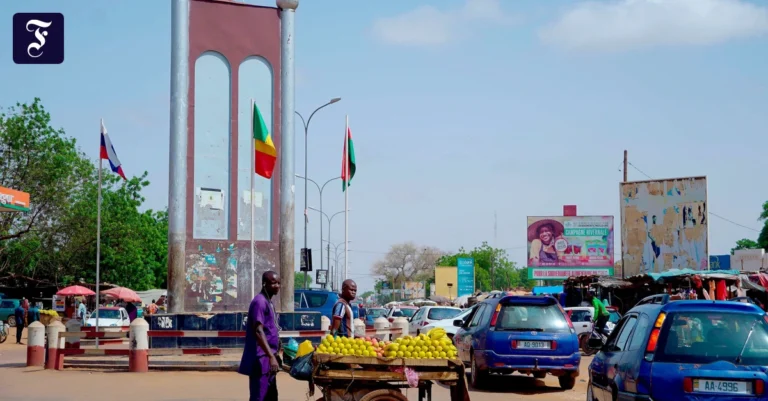 eine-strasse-in-niamey-im-juli.webp.webp