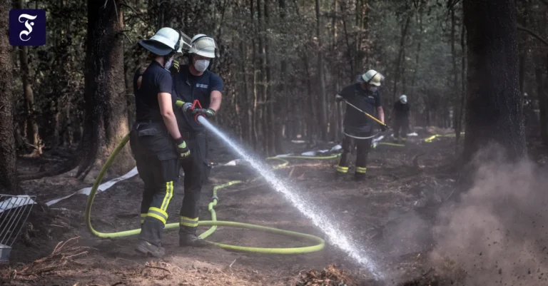 feuerwehrmaenner-bei.webp.webp