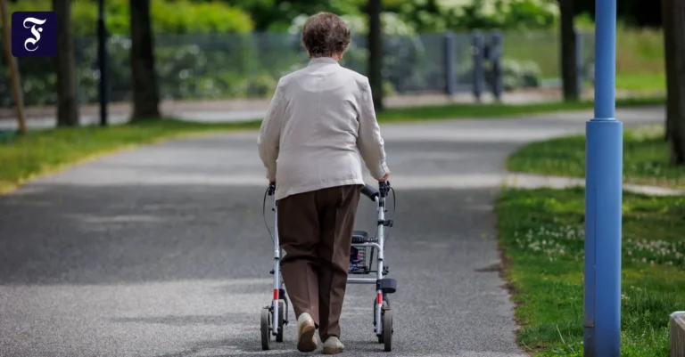 frau-geht-am-rollator-nicht.webp.webp
