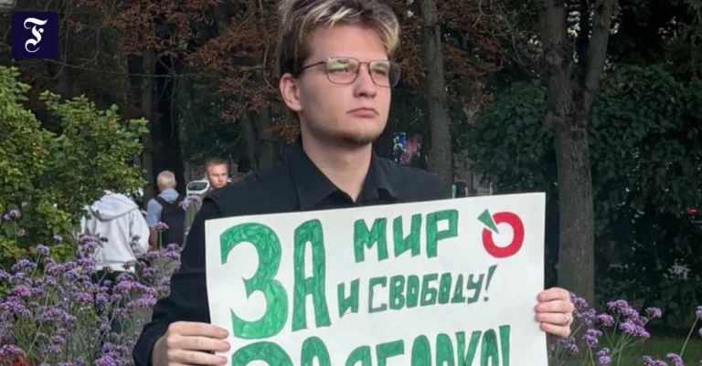 ilja-kostjukow-vor-dem-denkmal.webp.webp