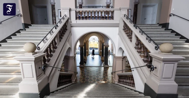 im-wiesbadener-rathaus-regiert.webp.webp