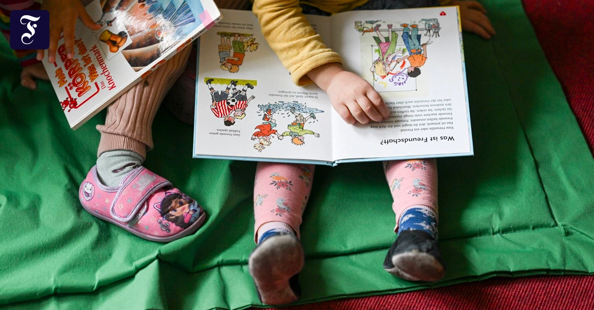 kinder-blaettern-in-einer-kita.webp.webp