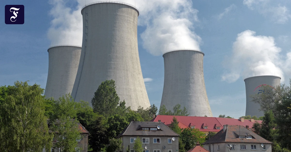 kuehltuermen-eines-braunkohle.webp.webp