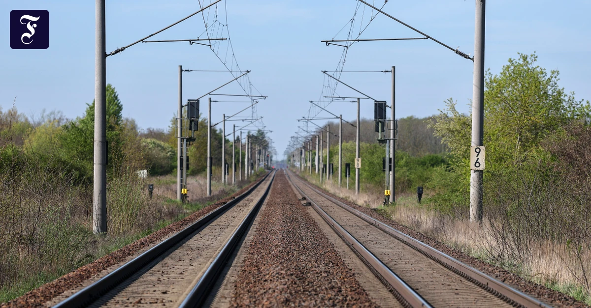 leere-bahnstrecke-der.webp.webp