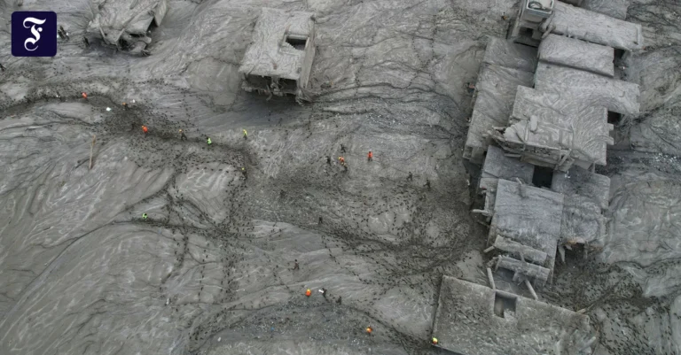nepal-helfer-waten-im.webp.webp