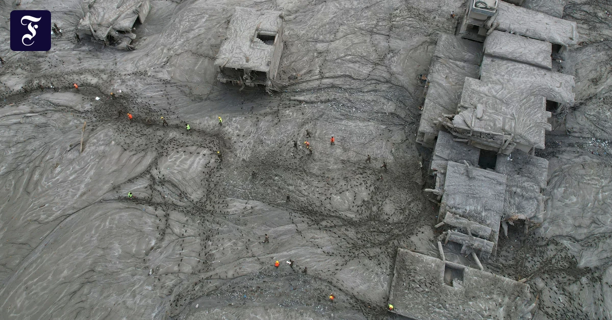 nepal-helfer-waten-im.webp.webp
