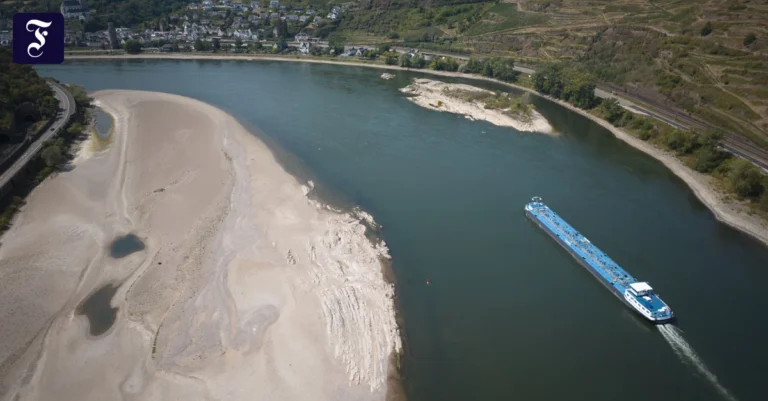 oberwesel-ein-tankschiff.webp.webp