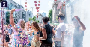 party-in-regenbogenfarben-etwa.webp.webp
