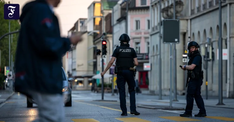 polizisten-kontrollieren-am.webp.webp